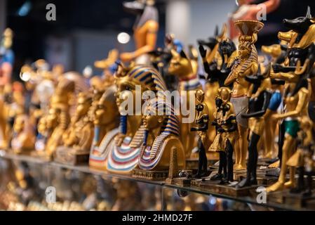 Hurghada, Egypte - 1 septembre 2021 : souvenirs égyptiens. Exposition dans une boutique de cadeaux qui rappelle des vacances en Afrique. Banque D'Images