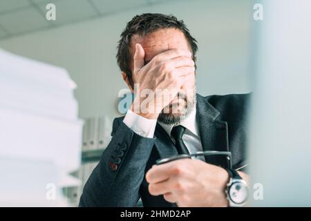 Un échec commercial, un homme d'affaires déçu entrepreneur couvrant le café avec la main en incrédulité, attention sélective Banque D'Images