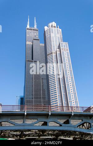 Vue sur la Willis Tower et 311 South Wacker Drive, prise de la rivière Chicago, Banque D'Images