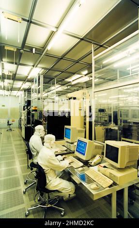 Deux hommes travaillant dans la fabrication de pièces informatiques en laboratoire Banque D'Images