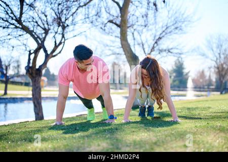 Jeune couple pratiquant le sport en plein air Banque D'Images