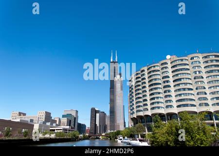 Vue depuis la rivière Chicago en direction de Willis Tower et de 311 South Wacker Drive, avec River City au premier plan à gauche Banque D'Images