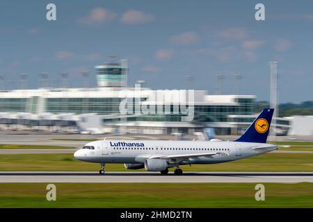 Lufthansa Airbus A320-214 avec l'avion enregistrement D-AIZF commence sur la piste sud 26L de l'aéroport de Munich MUC EDDM Banque D'Images