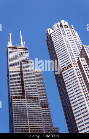 Vue sur la Willis Tower et 311 South Wacker Drive, prise de la rivière Chicago, Banque D'Images