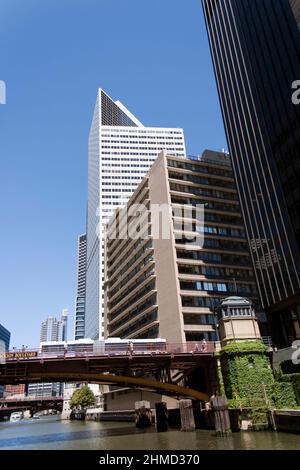 Le pont Jackson Boulevard Road, au-dessus de la rivière Chicago et des tours de 150, 200 et 250, South Wacker Banque D'Images