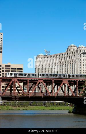 Vue sur le Double-Decker, Lake Street Bridge, sur la rivière Chicago, avec le Merchandise Mart derrière lui Banque D'Images