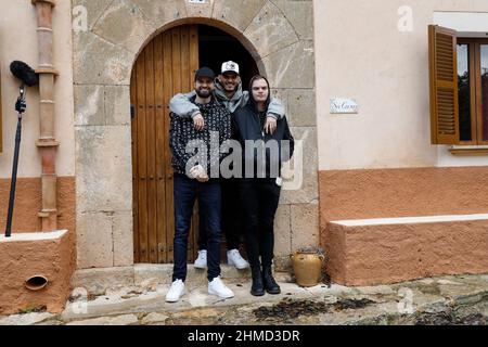 PRODUCTION - 25 novembre 2021, Espagne, Felanitx: Les frères Jimi Blue Ochsenknecht (l) et Wilson Gonzalez Ochsenknecht (r) se tiennent avec Nino Sifkovits, le petit ami de leur sœur, à la porte d'une maison de Majorque, lors d'une séance photo exclusive avec l'agence de presse allemande dpa. La famille visite des maisons à l'époque pendant le tournage de la série de réalité 'diese Ochsenknechts' du canal Sky. Le premier épisode de la série en six parties sera diffusé le 21 février 2022. (À dpa: 'Les Ochsenknechts comme un docu-savon: 'Aucun d'entre nous est tout à fait normal') photo: Clara Margais/dpa Banque D'Images