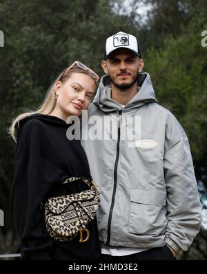 PRODUCTION - 25 novembre 2021, Espagne, Felanitx: Le couple Cheyenne Ochsenknecht et Nino Sifkovits stand dans le jardin d'une maison à Majorque lors d'une séance photo exclusive avec l'agence de presse allemande dpa. La famille visite des maisons à l'époque pendant le tournage de la série de réalité "ces Ochsenknechts" de la chaîne Sky. Le premier épisode de la série en six parties sera diffusé le 21 février 2022. (À dpa: 'Les Ochsenknechts comme un docu-savon: 'Aucun d'entre nous est tout à fait normal') photo: Clara Margais/dpa Banque D'Images