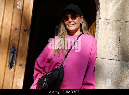 PRODUCTION - 25 novembre 2021, Espagne, Felanitx: Natascha Ochsenknecht se tient à l'entrée d'une maison à Majorque lors d'une séance photo exclusive avec l'agence de presse allemande dpa. La famille visite des maisons à l'époque pendant le tournage de la série de réalité 'diese Ochsenknechts' sur le canal du ciel. Le premier épisode de la série en six parties sera diffusé le 21 février 2022. (À dpa: 'Les Ochsenknechts comme un docu-savon: 'Aucun d'entre nous est tout à fait normal') photo: Clara Margais/dpa Banque D'Images