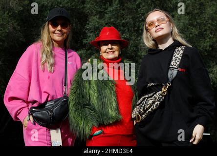 PRODUCTION - 25 novembre 2021, Espagne, Felanitx: Natascha Ochsenknecht (l-r), personnalité de la télévision, sa mère Bärbel Wierichs et sa fille Cheyenne Ochsenknecht, mannequin, se tiennent dans le jardin d'une maison à Majorque lors d'une séance photo exclusive avec l'agence de presse allemande dpa. La famille visite des maisons à l'époque pendant le tournage de la série de réalité "ces Ochsenknechts" de la chaîne Sky. Le premier épisode de la série en six parties sera diffusé le 21 février 2022. (À dpa: 'Les Ochsenknechts comme un docu-savon: 'Aucun d'entre nous est tout à fait normal') photo: Clara Margais/dpa Banque D'Images