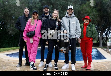 PRODUCTION - 25 novembre 2021, Espagne, Felanitx: Membres de la famille Ochsenknecht Wilson Gonzalez Ochsenknecht (l-r), Natascha Ochsenknecht, Jimi Blue Ochsenknecht, Cheyenne Ochsenknecht et son petit ami Nino Sifkovits avec sa fille Mavie dans le siège de bébé et Bärbel Wierichs se tiennent dans le jardin d'une maison à Majorque lors d'une séance photo exclusive avec l'agence de presse allemande dpa. La famille visite des maisons à l'époque pendant le tournage de la série de réalité 'diese Ochsenknechts' de la chaîne Sky. Le premier épisode de la série en six parties sera diffusé le 21 février 2022. (Vers dpa : Banque D'Images