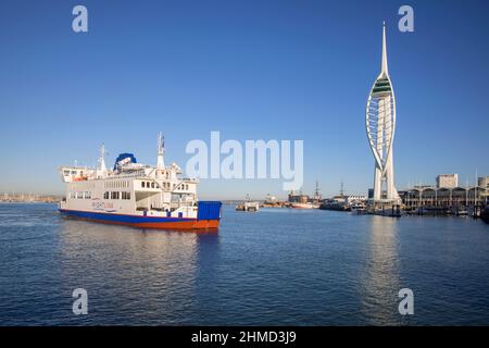 la tour spinnaker et le ferry de wightlink ont été vus de l'île aux épices portsmouth hampshire Banque D'Images