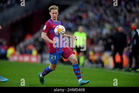 Frenkie de Jong (21) du FC Barcelone pendant la vingt-trois journée du match de la Liga Santader entre le FC Barcelone et l'Atletico de Madrid au stade Camp Nou le 06 février 2022 à Barcelone, Espagne. Banque D'Images