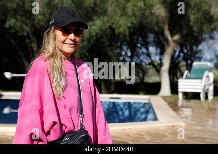 Felanitx, Espagne. 25th novembre 2021. Natascha Ochsenknecht se tient dans le jardin d'une maison de Majorque lors d'une séance photo exclusive avec l'agence de presse allemande dpa. La famille visite des maisons à l'époque pendant le tournage de la série de réalité 'diese Ochsenknechts' sur le canal du ciel. Le premier épisode de la série en six parties sera diffusé le 21 février 2022. Credit: Clara Margais/dpa/Alay Live News Banque D'Images