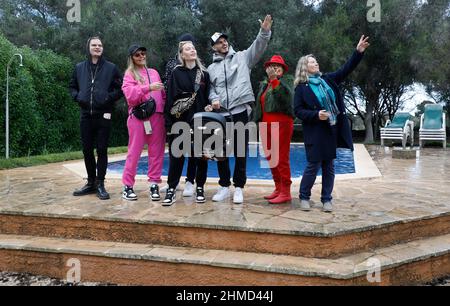 PRODUCTION - 25 novembre 2021, Espagne, Felanitx: Membres de la famille Ochsenknecht Wilson Gonzalez Ochsenknecht (l-r), Natascha Ochsenknecht, Jimi Blue Ochsenknecht, Cheyenne Ochsenknecht et son petit ami Nino Sifkovits avec sa fille Mavie dans le siège de bébé et Bärbel Wierichs ainsi que le realtor Sonja Moyses se tiennent dans le jardin d'une maison à Majorque lors d'une séance photo exclusive avec l'agence de presse allemande dpa. La famille visite des maisons à l'époque pendant le tournage de la série de réalité 'diese Ochsenknechts' de la chaîne Sky. Le premier épisode de la série en six parties sera diffusé Banque D'Images