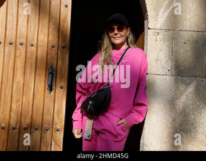 Felanitx, Espagne. 25th novembre 2021. Natascha Ochsenknecht se tient à la porte d'une maison de Majorque lors d'une séance photo exclusive avec l'agence de presse allemande dpa. La famille visite des maisons à l'époque pendant le tournage de la série de réalité 'diese Ochsenknechts' sur le canal du ciel. Le premier épisode de la série en six parties sera diffusé le 21 février 2022. Credit: Clara Margais/dpa/Alay Live News Banque D'Images