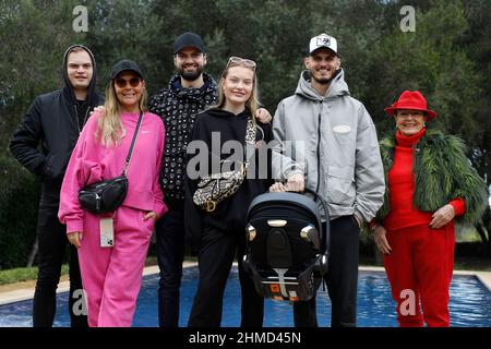 PRODUCTION - 25 novembre 2021, Espagne, Felanitx: Membres de la famille Ochsenknecht Wilson Gonzalez Ochsenknecht (l-r), Natascha Ochsenknecht, Jimi Blue Ochsenknecht, Cheyenne Ochsenknecht et son petit ami Nino Sifkovits avec sa fille Mavie dans le siège de bébé et Bärbel Wierichs se tiennent dans le jardin d'une maison à Majorque lors d'une séance photo exclusive avec l'agence de presse allemande dpa. La famille visite des maisons à l'époque pendant le tournage de la série de réalité 'diese Ochsenknechts' de la chaîne Sky. Le premier épisode de la série en six parties sera diffusé le 21 février 2022. Photo : CL Banque D'Images