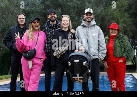 PRODUCTION - 25 novembre 2021, Espagne, Felanitx: Membres de la famille Ochsenknecht Wilson Gonzalez Ochsenknecht (l-r), Natascha Ochsenknecht, Jimi Blue Ochsenknecht, Cheyenne Ochsenknecht et son petit ami Nino Sifkovits avec sa fille Mavie dans le siège de bébé et Bärbel Wierichs se tiennent dans le jardin d'une maison à Majorque lors d'une séance photo exclusive avec l'agence de presse allemande dpa. La famille visite des maisons à l'époque pendant le tournage de la série de réalité 'diese Ochsenknechts' de la chaîne Sky. Le premier épisode de la série en six parties sera diffusé le 21 février 2022. Photo : CL Banque D'Images