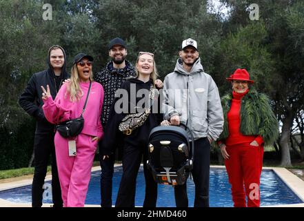 PRODUCTION - 25 novembre 2021, Espagne, Felanitx: Membres de la famille Ochsenknecht Wilson Gonzalez Ochsenknecht (l-r), Natascha Ochsenknecht, Jimi Blue Ochsenknecht, Cheyenne Ochsenknecht et son petit ami Nino Sifkovits avec sa fille Mavie dans le siège de bébé et Bärbel Wierichs se tiennent dans le jardin d'une maison à Majorque lors d'une séance photo exclusive avec l'agence de presse allemande dpa. La famille visite des maisons à l'époque pendant le tournage de la série de réalité 'diese Ochsenknechts' de la chaîne Sky. Le premier épisode de la série en six parties sera diffusé le 21 février 2022. Photo : CL Banque D'Images