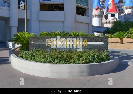 Nevada USA, le 5 septembre 2021 l'épée mythique du roi Arthur sculptée dans un mur rectangulaire en marbre est le symbole du célèbre Excalibur Las Vegas Banque D'Images