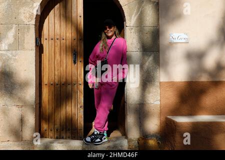Felanitx, Espagne. 25th novembre 2021. Natascha Ochsenknecht se tient à la porte d'une maison de Majorque lors d'une séance photo exclusive avec l'agence de presse allemande dpa. La famille visite des maisons à l'époque pendant le tournage de la série de réalité 'diese Ochsenknechts' sur le canal du ciel. Le premier épisode de la série en six parties sera diffusé le 21 février 2022. Credit: Clara Margais/dpa/Alay Live News Banque D'Images