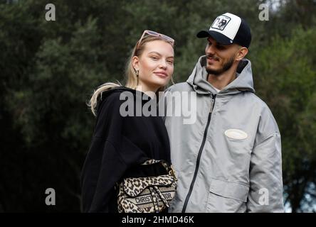 Felanitx, Espagne. 25th novembre 2021. Le couple Cheyenne Ochsenknecht et Nino Sifkovits se tiennent dans le jardin d'une maison à Majorque lors d'une séance photo exclusive avec l'agence de presse allemande dpa. La famille visite des maisons à l'époque pendant le tournage de la série de réalité "ces Ochsenknechts" de la chaîne Sky. Le premier épisode de la série en six parties sera diffusé le 21 février 2022. Credit: Clara Margais/dpa/Alay Live News Banque D'Images