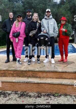 PRODUCTION - 25 novembre 2021, Espagne, Felanitx: Membres de la famille Ochsenknecht Wilson Gonzalez Ochsenknecht (l-r), Natascha Ochsenknecht, Jimi Blue Ochsenknecht, Cheyenne Ochsenknecht et son petit ami Nino Sifkovits avec sa fille Mavie dans le siège de bébé et Bärbel Wierichs se tiennent dans le jardin d'une maison à Majorque lors d'une séance photo exclusive avec l'agence de presse allemande dpa. La famille visite des maisons à l'époque pendant le tournage de la série de réalité 'diese Ochsenknechts' de la chaîne Sky. Le premier épisode de la série en six parties sera diffusé le 21 février 2022. Photo : CL Banque D'Images