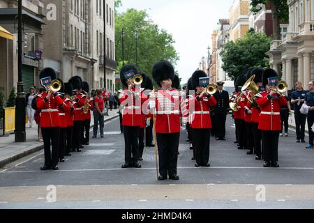 Un groupe de cuivres en uniforme rouge se produit au festival Pride in London en Angleterre. Banque D'Images