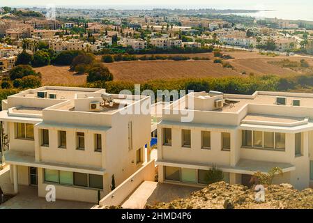 Maisons de luxe au sommet de la montagne à Paphos. Banque D'Images