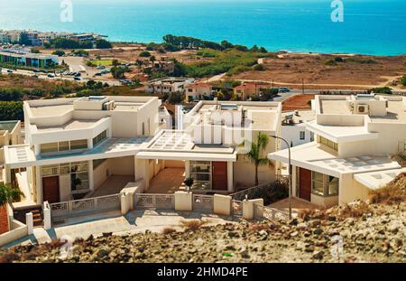 Maisons de luxe au sommet de la montagne à Paphos. Banque D'Images