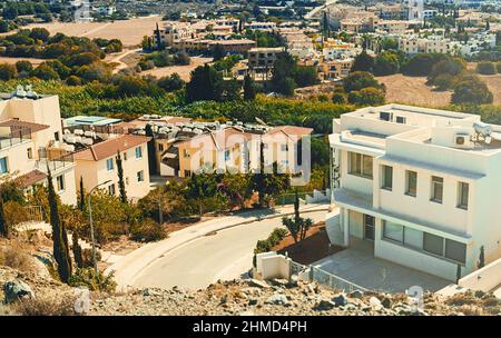 Maisons de luxe au sommet de la montagne à Paphos. Banque D'Images