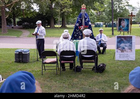 Les catholiques romains dévorent prient à un service près du pavillon du Vatican, dans le parc de Flushing Meadows, où Marie et Jésus sont apparus à Veronica Lueken. NYC Banque D'Images