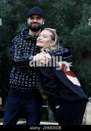Felanitx, Espagne. 25th novembre 2021. Les frères Jimi Blue Ochsenknecht et Cheyenne Ochsenknecht se tiennent dans le jardin d'une maison à Majorque lors d'une séance photo exclusive avec l'agence de presse allemande dpa. La famille visite des maisons à l'époque pendant le tournage de la série de réalité "ces Ochsenknechts" de la chaîne Sky. Le premier épisode de la série en six parties sera diffusé le 21 février 2022. Credit: Clara Margais/dpa/Alay Live News Banque D'Images