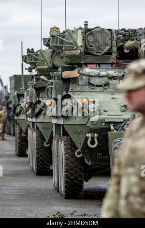 Vilseck, Allemagne. 09th févr. 2022. Les chars à roulettes Stryker de l'armée américaine se tiennent sur le terrain de l'aire d'entraînement militaire de Grafenwoehr. L'armée américaine transfère environ 1 000 soldats, y compris des chars et des véhicules militaires, de sa base de Vilseck, dans le Haut-Palatinat, à la Roumanie. Credit: Armin Weigel/dpa/Alay Live News Banque D'Images