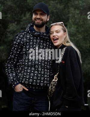 Felanitx, Espagne. 25th novembre 2021. Les frères Jimi Blue Ochsenknecht et Cheyenne Ochsenknecht se tiennent dans le jardin d'une maison à Majorque lors d'une séance photo exclusive avec l'agence de presse allemande dpa. La famille visite des maisons à l'époque pendant le tournage de la série de réalité "ces Ochsenknechts" de la chaîne Sky. Le premier épisode de la série en six parties sera diffusé le 21 février 2022. Credit: Clara Margais/dpa/Alay Live News Banque D'Images