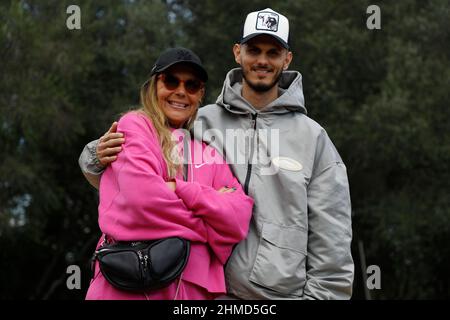 Felanitx, Espagne. 25th novembre 2021. Natascha Ochsenknecht se tient avec le petit ami de sa fille, Nino Sifkovits, dans le jardin d'une maison à Majorque lors d'une séance photo exclusive avec l'agence de presse allemande dpa. La famille visite des maisons à l'époque pendant le tournage de la série de réalité "ces Ochsenknechts" de la chaîne Sky. Le premier épisode de la série en six parties sera diffusé le 21 février 2022. Credit: Clara Margais/dpa/Alay Live News Banque D'Images
