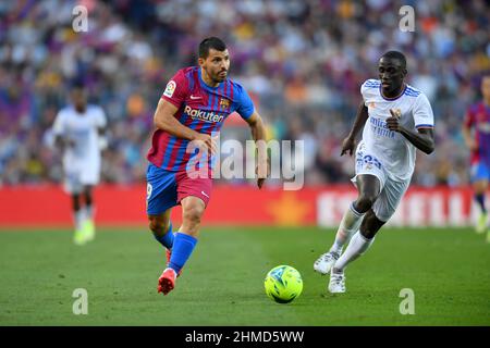 Sergio Kun Agüero (19) du FC Barcelone pendant la dixième journée du match de la Liga Santader entre le FC Barcelone et le Real Madrid au stade Camp Nou, le 24 octobre 2021 à Barcelone, Espagne. Banque D'Images