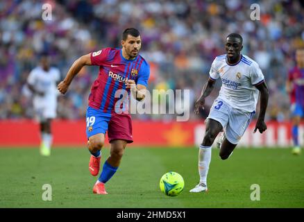 Sergio Kun Agüero (19) du FC Barcelone pendant la dixième journée du match de la Liga Santader entre le FC Barcelone et le Real Madrid au stade Camp Nou, le 24 octobre 2021 à Barcelone, Espagne. Banque D'Images