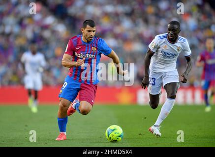 Sergio Kun Agüero (19) du FC Barcelone pendant la dixième journée du match de la Liga Santader entre le FC Barcelone et le Real Madrid au stade Camp Nou, le 24 octobre 2021 à Barcelone, Espagne. Banque D'Images