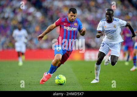 Sergio Kun Agüero (19) du FC Barcelone pendant la dixième journée du match de la Liga Santader entre le FC Barcelone et le Real Madrid au stade Camp Nou, le 24 octobre 2021 à Barcelone, Espagne. Banque D'Images