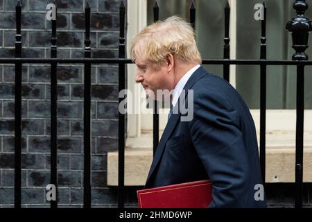 Londres, Royaume-Uni. 9 février 2022. Boris Johnson, premier ministre, quitte le 10 Downing Street pour les questions du premier ministre (QPM) à la Chambre des communes. Le Premier ministre est sous la pression des députés pour s’excuser ou pour retirer les commentaires faits au chef travailliste Kier Starmer au cours des QG de la semaine dernière concernant l’affaire Jimmy Saville. Crédit : Stephen Chung/Alay Live News Banque D'Images