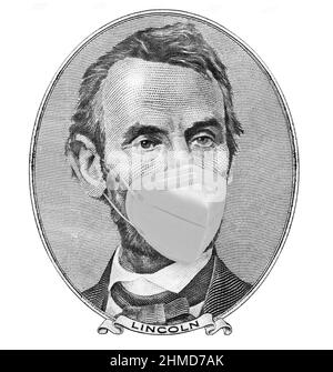 Portrait de l'ancien président américain Abraham Lincoln portant un masque contre Covid 19 , alors qu'il regarde sur un billet de cinq dollars contre , isolé Banque D'Images