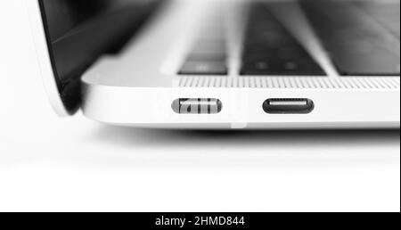 Gros plan sur les ports USB de type C pour ordinateur portable, USB-C moderne Concept de périphérique de communication Banque D'Images
