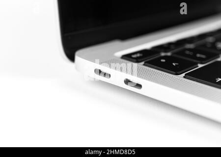 Gros plan sur les ports USB de type C pour ordinateur portable, USB-C moderne Concept de périphérique de communication Banque D'Images