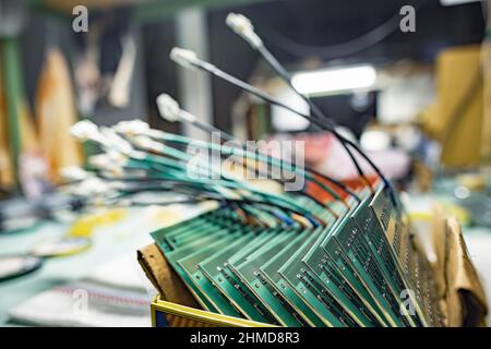 Jeu de puces sur carte de microcircuit pour écrans TFT contemporains dans une boîte en carton en usine d'assemblage de l'atelier de très près Banque D'Images