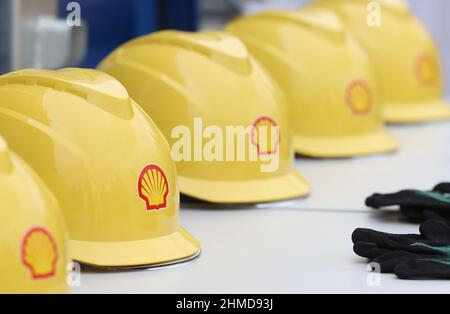 09 février 2022, Rhénanie-du-Nord-Westphalie, Cologne : les casques portant le logo Shell sont sur la table au début de la construction d'une usine de gaz naturel bio-liquéfié (bio-GNL) neutre de CO2 sur le site de la raffinerie Shell. L'usine devrait produire environ 100 000 tonnes métriques de bio-GNL par an pour le transport de poids lourds à partir de la mi-2023. Photo: Oliver Berg/dpa Banque D'Images