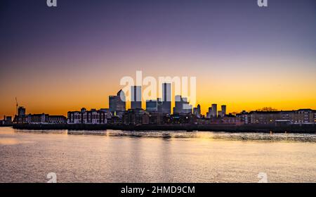 Lever du soleil sur la Tamise et Canary Wharf, Canada Square. Banque D'Images
