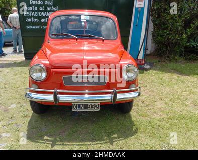 Berline Fiat 600 rouge deux portes arrière à structure unibody engée vers 1970s. CADEAA 2021 voitures classiques Banque D'Images