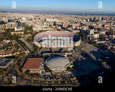 BARCELONE, ESPAGNE - 26 JANVIER 2022 : vue aérienne du stade de football Camp Nou et de la ville de Barcelone Banque D'Images