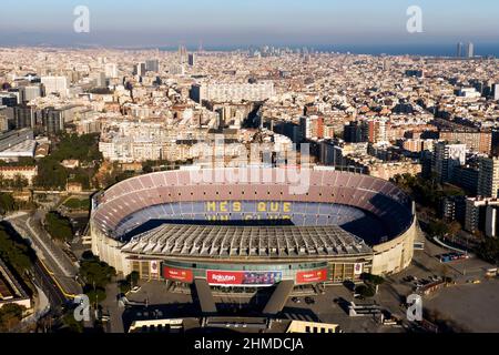 BARCELONE, ESPAGNE - 26 JANVIER 2022 : vue aérienne du stade de football Camp Nou FC Barcelone et de la ville Banque D'Images